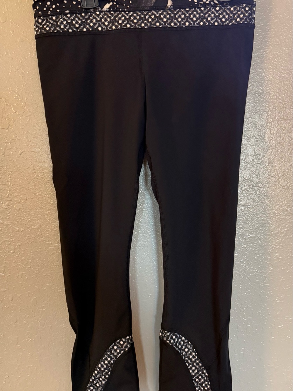 Lululemon size 6 Geometric cropped leggings